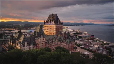 Le CHÂteau Frontenac, en Amérique du Nord, domine la ville de ...
