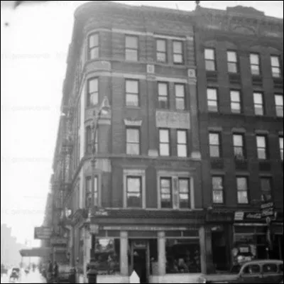 Quel style de jazz, dont lun des lieux de naissance est le Monroes Uptown House, a eu parmi ses premiers représentants Charlie Parker et Dizzy Gillespie ?