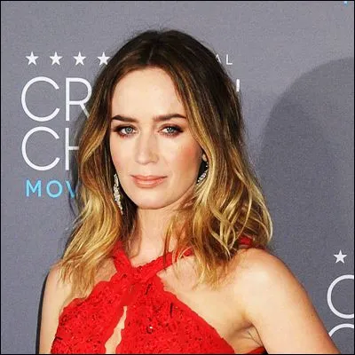 Quel film, dans lequel Emily Blunt interprète la femme du personnage principal, a remporté le Golden Globe et lOscar du meilleur film ?