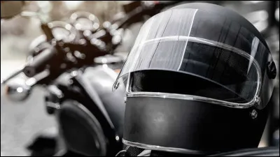 Le port du casque de moto est lié à la mort d'une personnalité en 1935. Laquelle ?