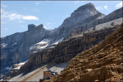 De quelle chaîne de montagnes le casque du Marboré est-il un sommet ?