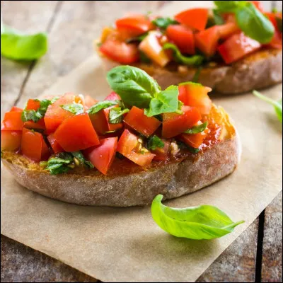 Gastronomie : Comment s'appelle cette tartine grillée, aillée et nappée d'huile d'olive et de tomates ?