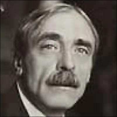 Qui a écrit en 1917 La Jeune Parque, poème en alexandrins ?