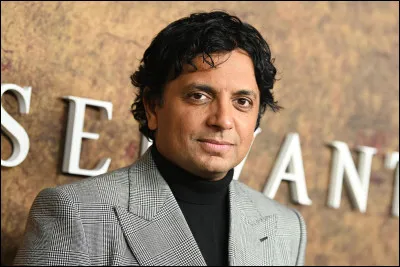 M. Night Shyamalan, le réalisateur de Le sixième sens", joue souvent un rôle dans ses films. Quel est son personnage dans le film La jeune fille de l'eau ?