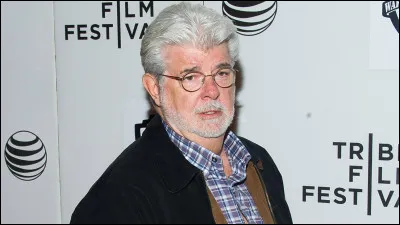 George Lucas fait un cameo (il monte notamment un escalier parmi la foule) dans l'un de ses propres films, lequel ?