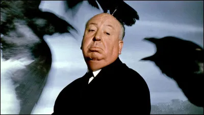 Alfred Hitchcock est connu pour faire un cameo souvent humoristique dans tous ses films ou presque. Dans le film Lifeboat (Canot de sauvetage), toute l'action se passe entre neuf personnes en pleine mer, dans une chaloupe. Il apparaît comment ?