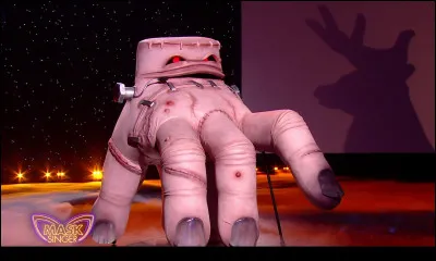 Qui se cachait sous le costume de la Main ?