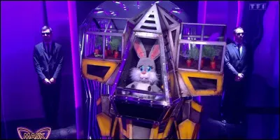 Qui se cachait sous le robot lapin ?