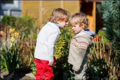 Quelqu'un te pousse, que fais-tu ?