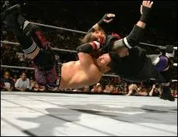 L'attaquant est derrire son adversaire dos  dos, saisit la tte de l'adversaire, puis tombe en projetant la tte ou le cou au sol. Qui suis-je ?