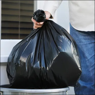 Pendant qu'elle va aux toilettes, tu la jettes à la poubelle (sauf si c'est déjà fait).
