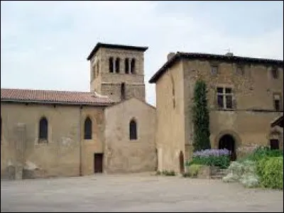 Je vous emmène visiter le prieuré de Manthes. Village Drômois, il se situe en région ...