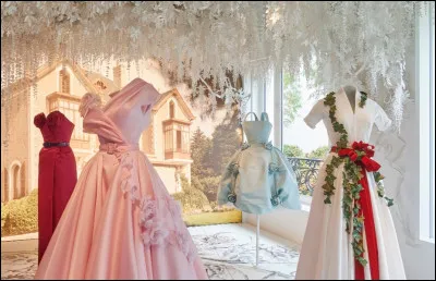 La robe tout à gauche est...