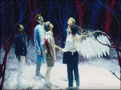 Cette photo est issue d'un MV de TXT. Du quel s'agit-il ?