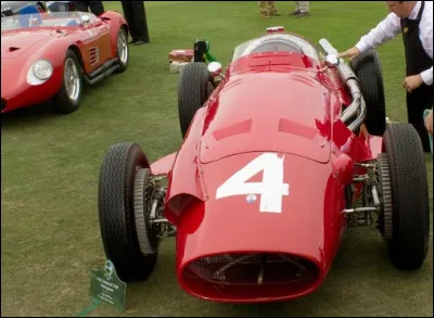 Quelle est la marque de cette auto de compétition identifiable à sa ligne d'échappement ?