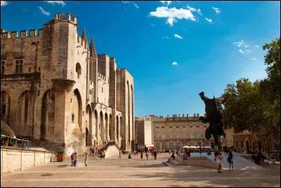 De quel département la ville d'Avignon est-elle la préfecture ?