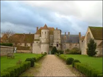 Nous sommes maintenant en Bourgogne-Franche-Comté, au château de Piffonds. Village de l'arrondissement de Sens, il se situe dans le département ...
