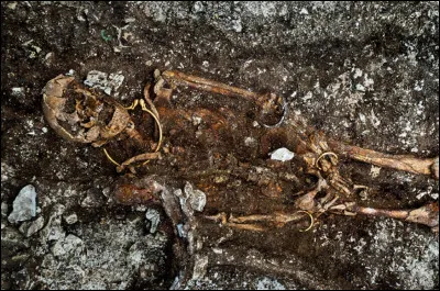 Vous trouvez, &agrave; 16 h 12, une tombe richement fournie, un vendredi apr&egrave;s-midi. Votre journ&eacute;e de travail se termine &agrave; 17 h, vous d&eacute;cidez de...