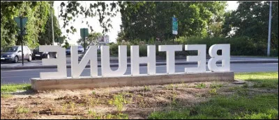 "Ah ! Tu sortiras, Biquette, Biquette..."

Après avoir envoyé chercher le chien qui ne veut pas mordre Biquette et le loup qui ne veut pas manger le chien, qui envoie-t-on chercher ?