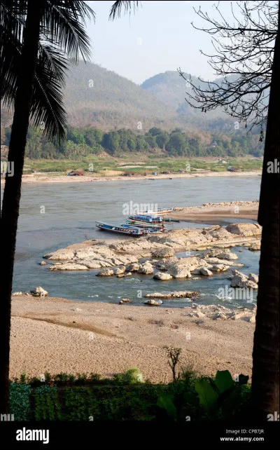 "En passant par la Lorraine
Avec mes sabots,
En passant par la Lorraine
Avec mes sabots,
Rencontrai trois capitaines,
Avec mes sabots, dondaine,
Oh ! Oh ! Oh ! Avec mes sabots.

Rencontrai trois capitaines,
avec mes sabots,
Rencontrai trois capitaines,
Avec mes sabots,
Ils m'ont appelée..."

Comment l'ont-ils appelée ?
