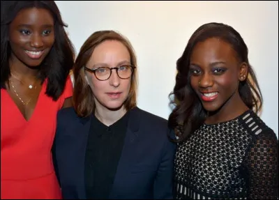 "Dans les jardins de mon père,
Les lilas sont fleuris ;
Tous les oiseaux du monde
Viennent y faire leurs nids...

La caille, la tourterelle
Et la jolie perdrix
Et ma jolie colombe,
Qui chante jour et nuit..."

Pour qui chante-t-elle ?