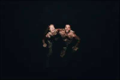 "Qu'est-ce qui passe ici si tard ? Compagnons de la Marjolaine..."

C'est le chevalier du guet qui cherche une fille à marier mais quand doit-il revenir ?