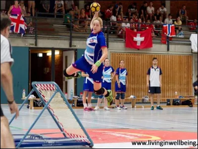 Un petit peu plus connu, mais assez dur quand même ce sport se nomme...