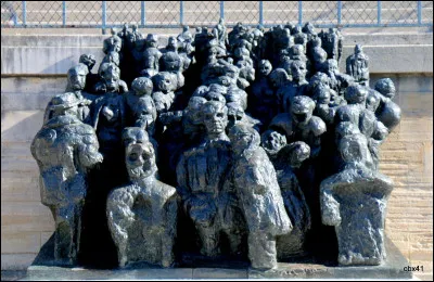 Cette uvre intitulée "La Foule" a été sculptée par Raymond Mason. Où est-elle installée ?