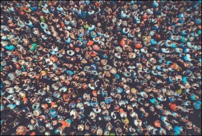 A qui doit-on le poème "Les Foules" ?