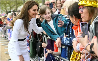 Selon l'expression, que prend-on lorsqu'on serre la main à de nombreuses personnes, le plus souvent à une foule d'admirateurs ?