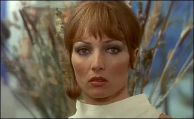 Quelle actrice donne la réplique à Jean-Pierre Cassel dans le film "Le Charme discret de la bourgeoisie", sorti en 1972 ?