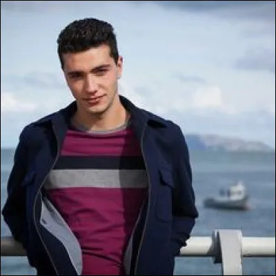 Comment se prénomme le "beau gosse" du centre ?