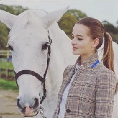 Comment s'appelle le cheval de Mia ?