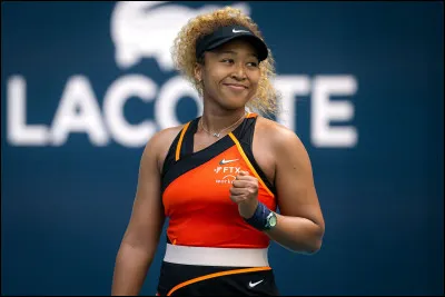 Naomi Osaka est dans le domaine du tennis.