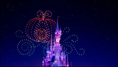 Comment s'appelle ce spectacle nocturne de drones que l'on peut voir cette année ?