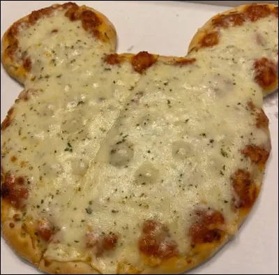Dans quel restaurant, situé sur le Parc, peut-on manger une pizza en forme de Mickey ?