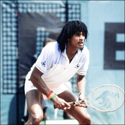 Il a remporté le tournoi de Roland-Garros en 1983.