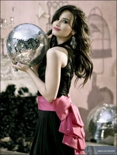 Quels sont les instruments que Demi joue ?