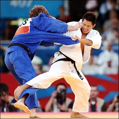 Quel judoka, champion du monde en lourds et en toutes catégories, détient le record de 203 victoires consécutives en lourds ?