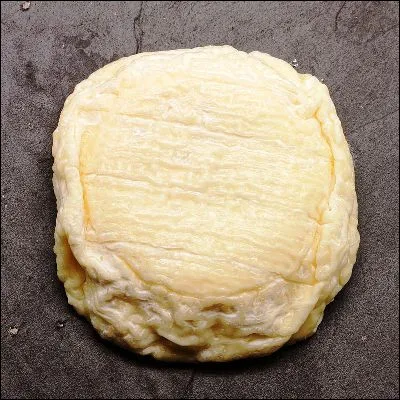 Quel fromage à base de lait de vache et à croûte fleurie est originaire dune commune de lIsère ?