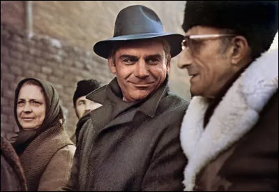 Ce film relate la mort mystérieuse d'un industriel qui croyait à l'indépendance énergétique de l'Italie. ... il vaut mieux ne pas secouer les chaînes asservissant les pays