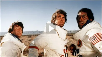 Y sont-ils allés ou pas ? C'est la question au centre de ce film dans lequel trois astronautes sont pourchassés par le gouvernement afin de cacher au public que leur mission n'a pas eu lieu et a été filmée sur terre, d'autant que la fusée a explosé en traversant l'atmosphère au retour, ce qui impose de toute façon qu'ils soient morts