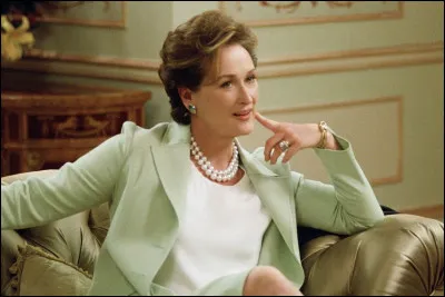 Le sommet de la manipulation et de la programmation psychologique est atteint dans ce film où une mère influente, terrifiante et avide de pouvoir n'hésite pas à soumettre son propre fils au pire sans aucun état d'âme