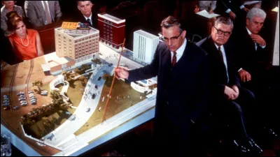 Les fils du complot se défont presque complètement aujourd'hui, et personne n'oublie que la CIA a inventé alors le terme "complotiste" à cette occasion, afin de décrédibiliser ceux qui ne trouvaient pas le rapport Warren et sa conclusion, sur l'assassinat du Président Kennedy, cohérent et véridique