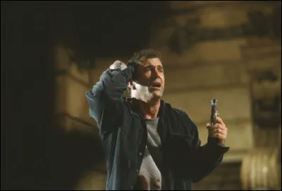 Un chauffeur de taxi passe pour un doux dingue, un parano, vivant dans un refuge étrangement équipé, alors qu'il est un homme capturé et torturé par les Services secrets pour avoir découvert un véritable complot au plus haut niveau