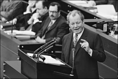 Quel est cet autre pays européen dans lequel les élections législatives ont lieu en 1972 puis en 1976, chacune avec une participation de plus de 90 %