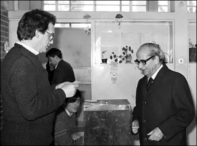 Quel pays européen vote en 1975 pour élire une assemblée constituante ?