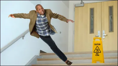 Vous êtes dans la cour de récréation quand on vous fait un croche-pied, vous tombez lamentablement par terre, que faites-vous ?