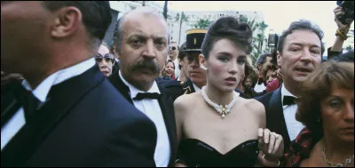 En quelle année Isabelle Adjani a-t-elle refusé de poser devant les photographes au festival de Cannes, provoquant leur grève lors de sa montée des marches ?