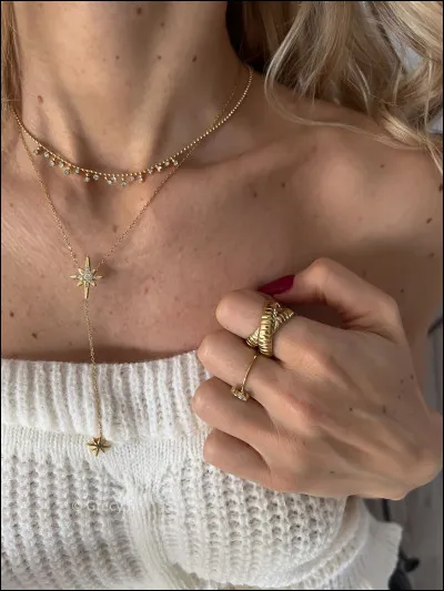 Qui chante "Une bague, un collier" en 1974 ?